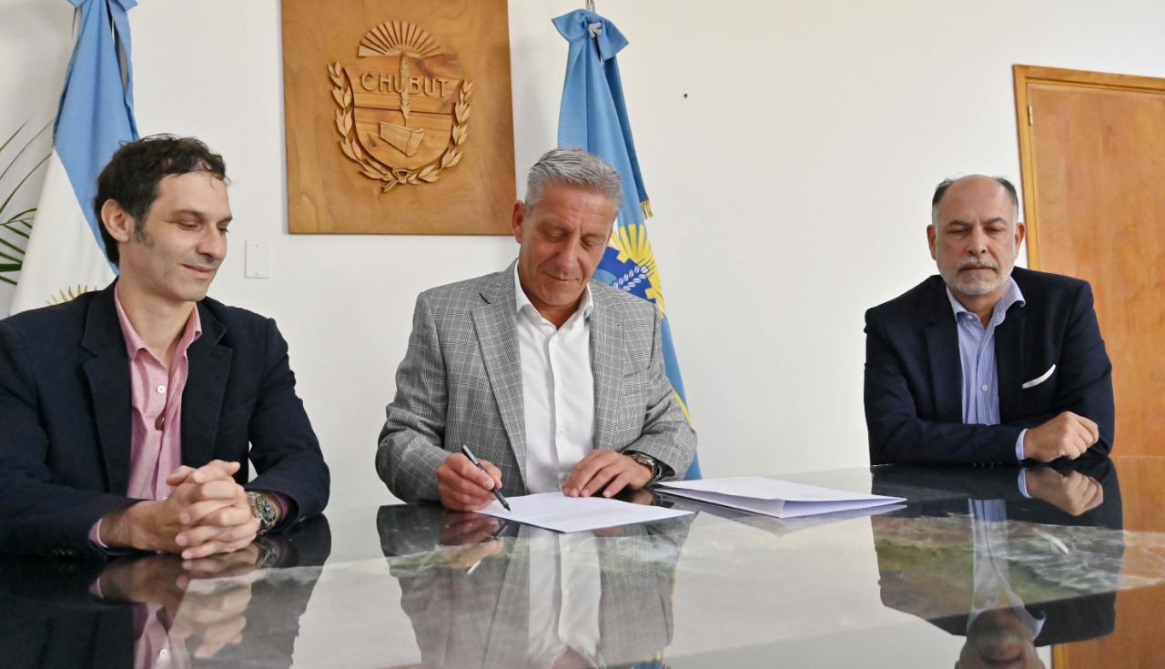 Arcioni promulgó la Ley que transfiere a la Cámara de Comercio, Industria y Producción de Comodoro Rivadavia y Rada Tilly su histórico edificio