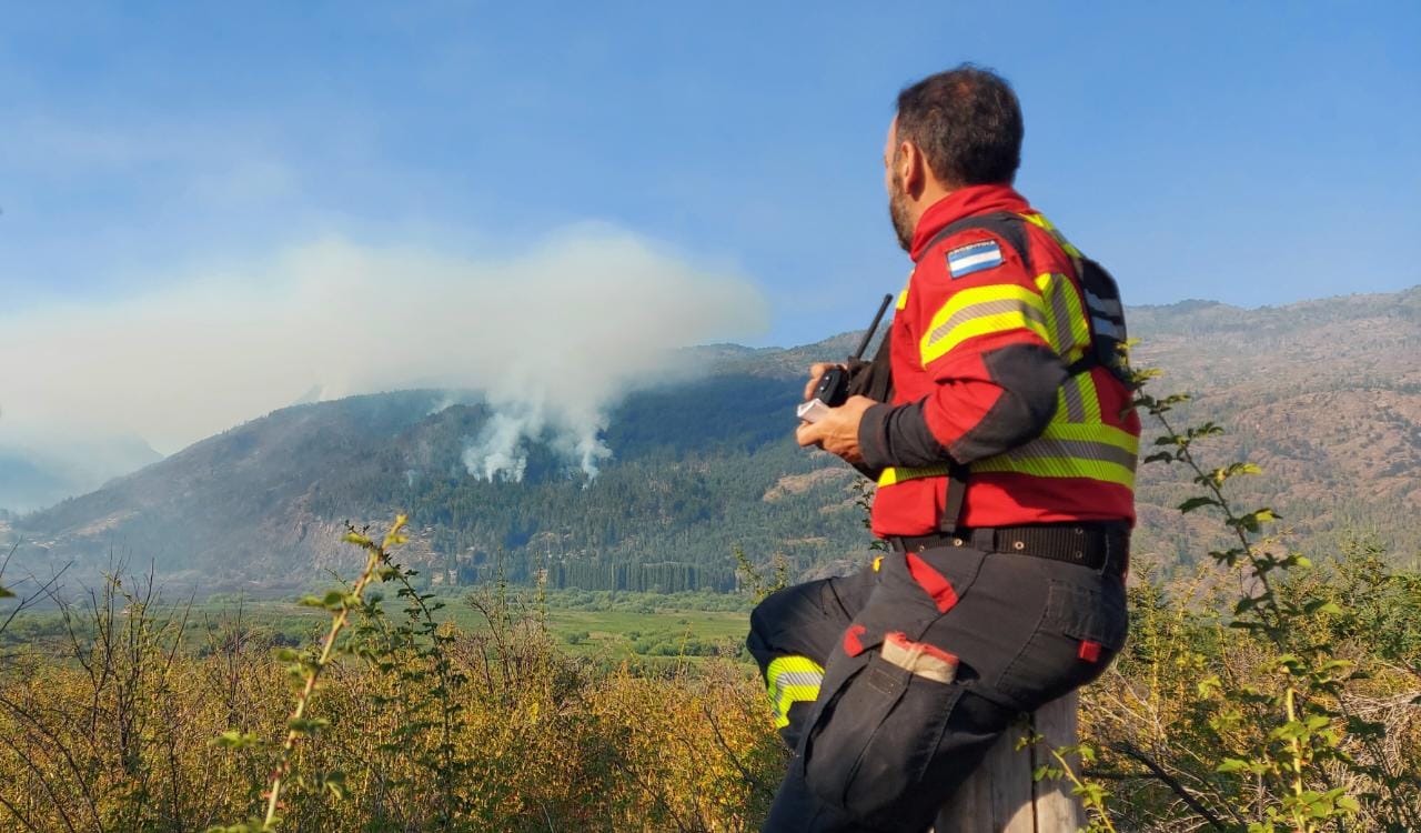 El Gobierno de la Provincia despliega recursos para controlar incendio en El Hoyo