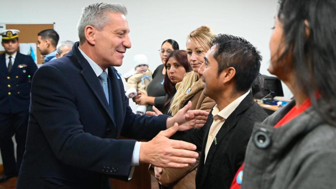 Arcioni encabezó el acto central por el 207° Aniversario de la Declaración de la Independencia en Camarones y anunció la licitación de un nuevo hospital