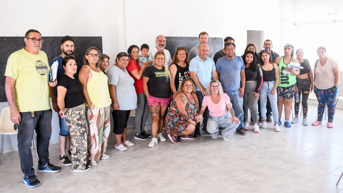 Sastre Visitó La Asociación Vecinal Del Barrio Presidente Perón, Donde Se Reunió Con Los Vecinos Del Sector