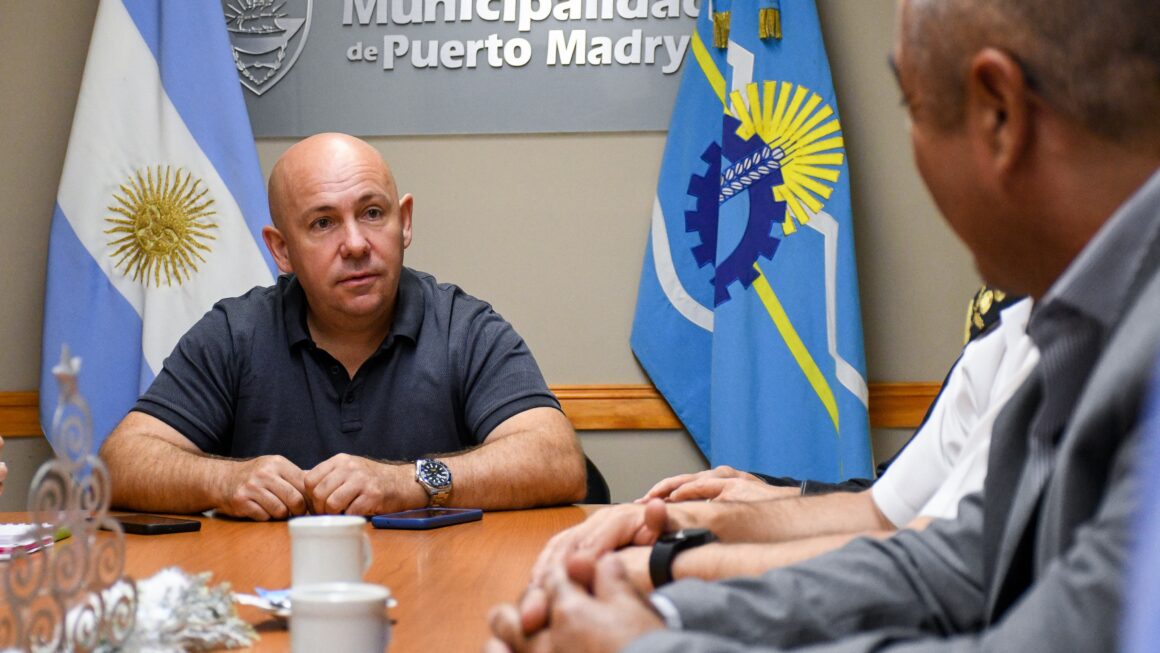 Sastre Recibió Al Ministro De Seguridad Y A La Cúpula Policial De Chubut
