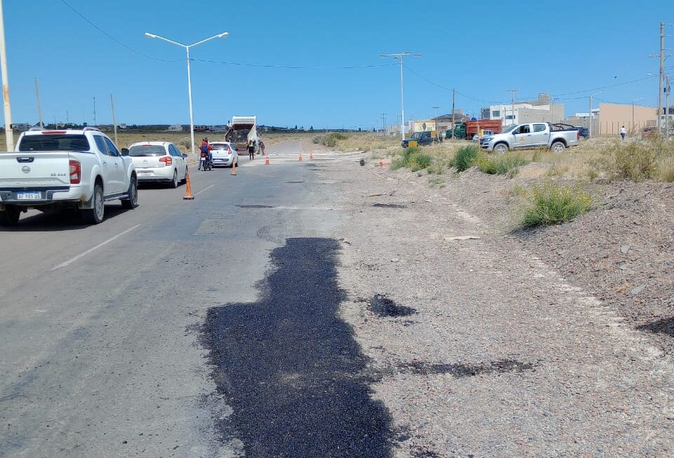 Vialidad Provincial comenzó con trabajos de bacheo en el ingreso al barrio Solanas en Puerto Madryn