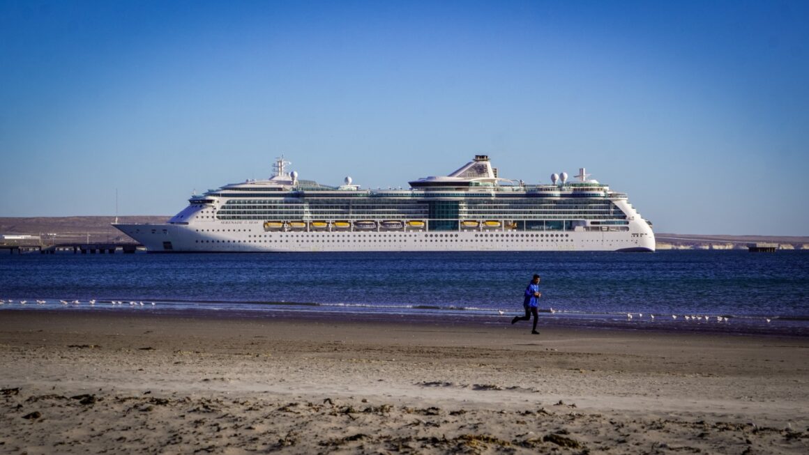 Temporada de Cruceros: El Serenade of the Seas arribó a Puerto Madryn