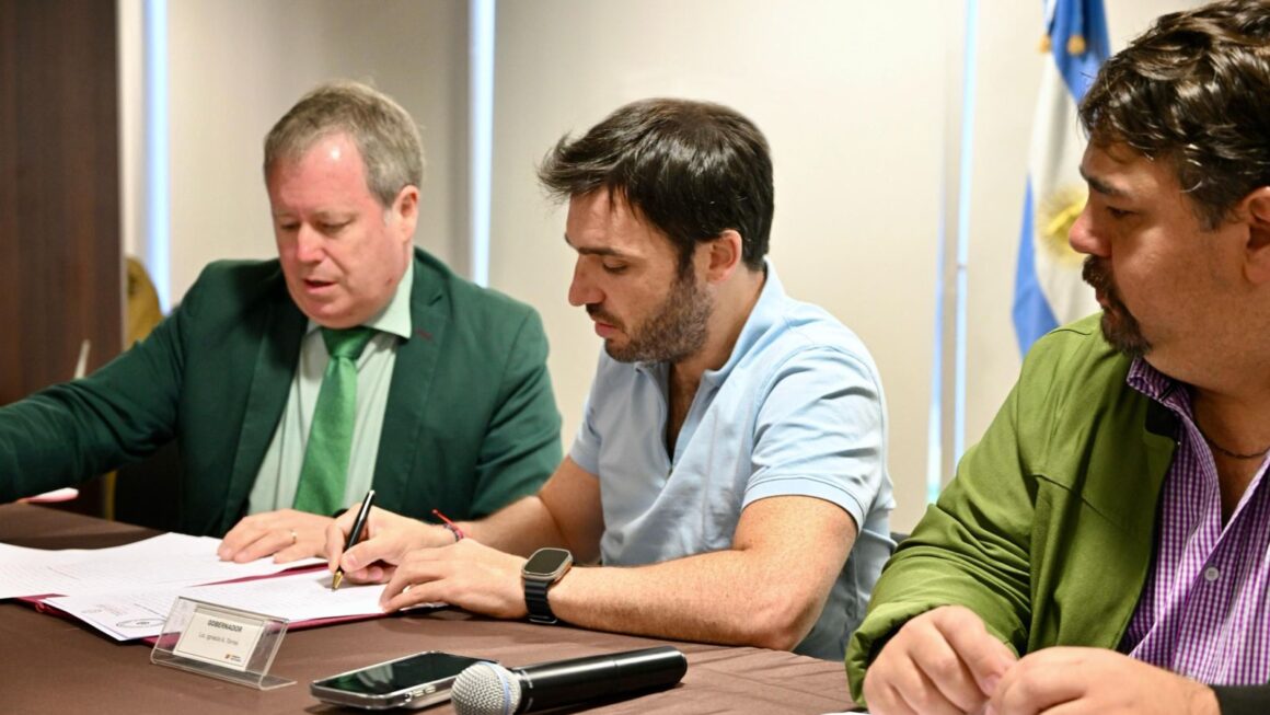 Torres firmó un acuerdo con Río Negro y Neuquén para que las escuelas de Chubut tengan gas en invierno