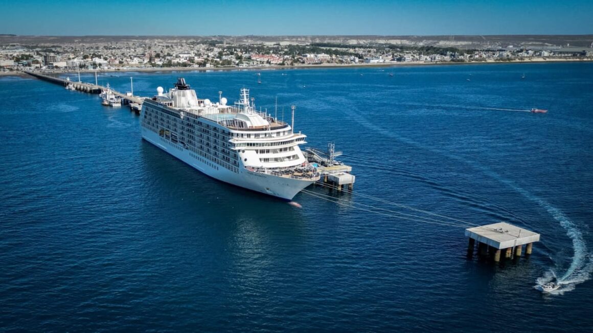 Temporada de Cruceros: El buque residencial “The World” amarró en Puerto Madryn