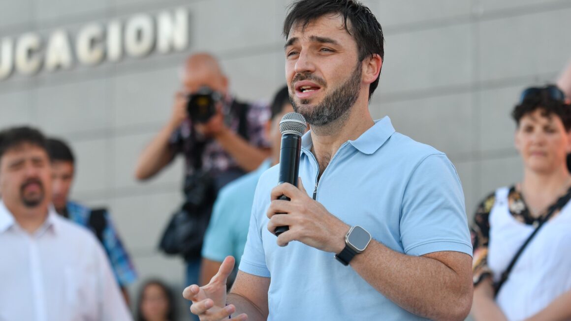 En medio de un multitudinario apoyo, Torres presentó la Ley de Profesionalidad Docente