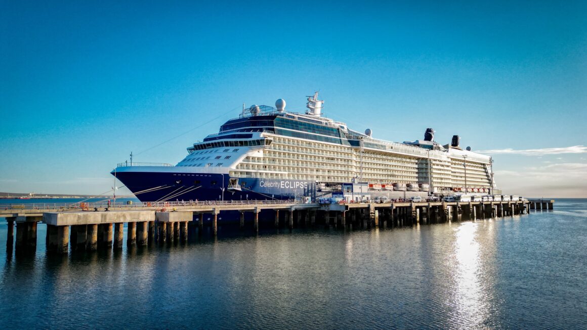 Temporada de Cruceros: el Celebrity Eclipse llegó a Puerto Madryn con unas 4.000 personas a bordo