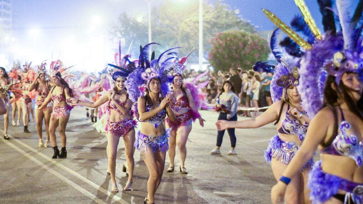 Una Multitud Disfruta Del “Carnaval Del Mar” En Puerto Madryn