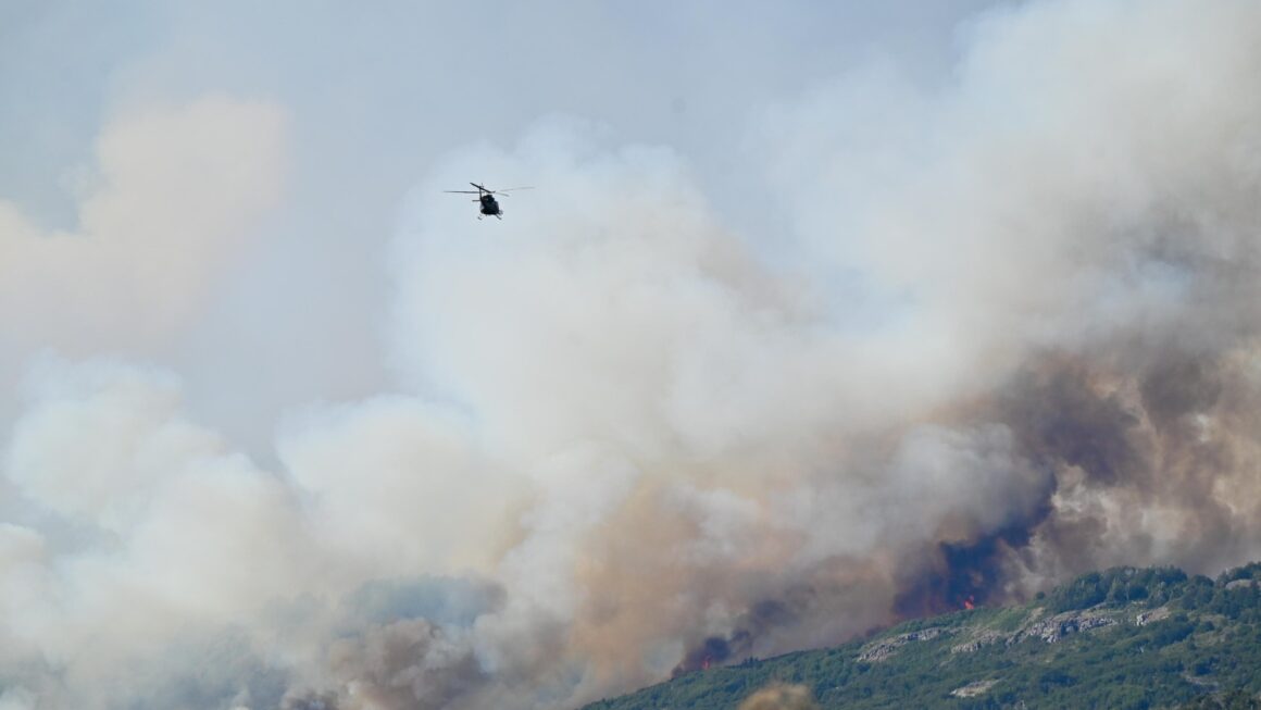 Con unas 450 personas abocadas al operativo, siguen los trabajos para contener el incendio en el Parque Nacional “Los Alerces”