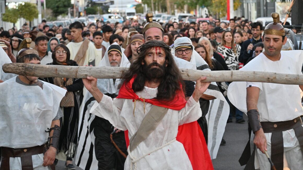 Una Multitud Acompañó La XX Edición Del “Vía Crucis Submarino”