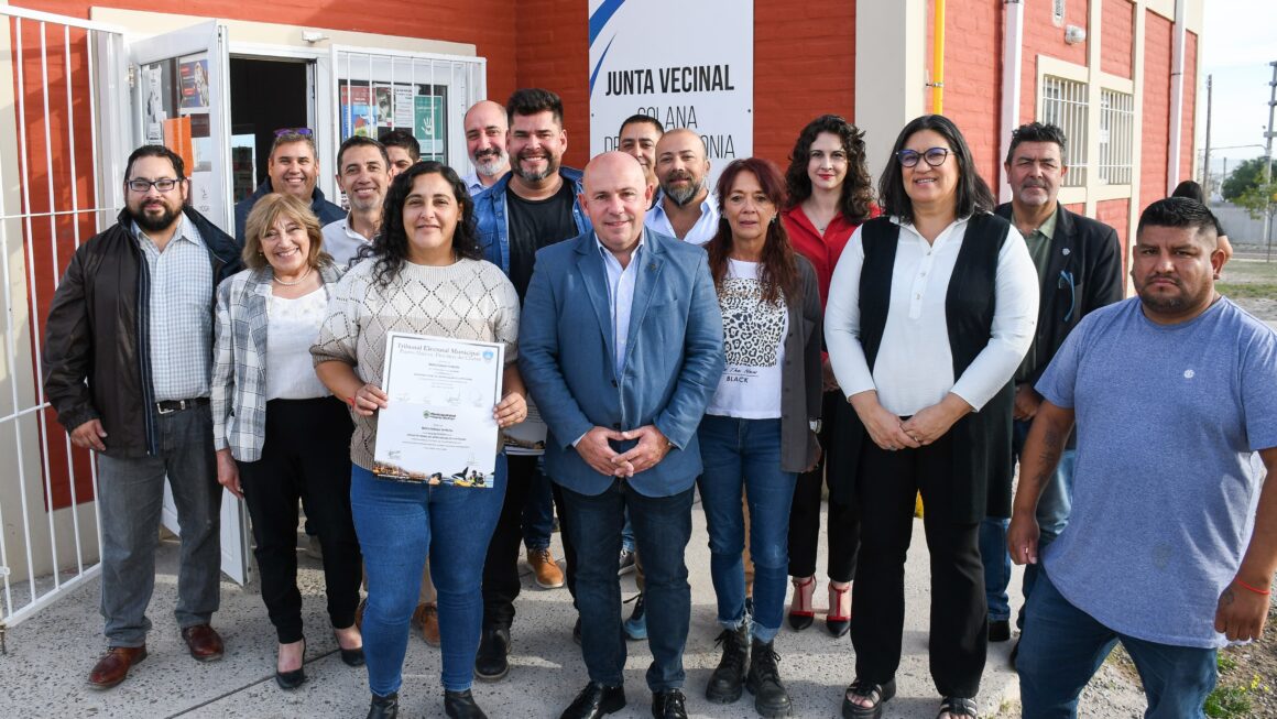 El Intendente Entregó Los Certificados A Las Nuevas Autoridades De La Asociación Vecinal Del Barrio Solana De La Patagonia