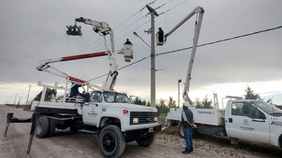 Mantenimiento sobre el sistema eléctrico en El Doradillo