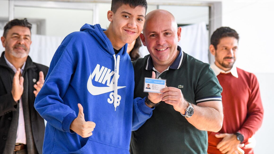 Sastre Entregó Los Certificados De Manipulación De Alimentos A Estudiantes De La Escuela De Formación Integral Nº 528