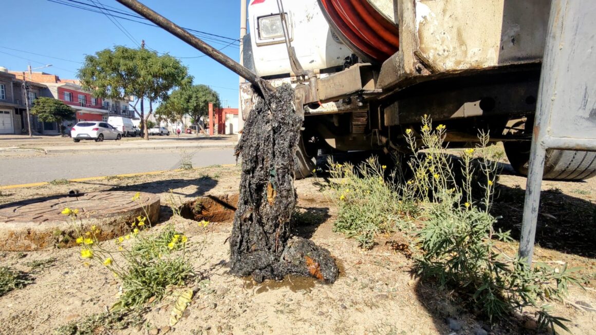 Mantenimiento sobre colector cloacal Muzzio
