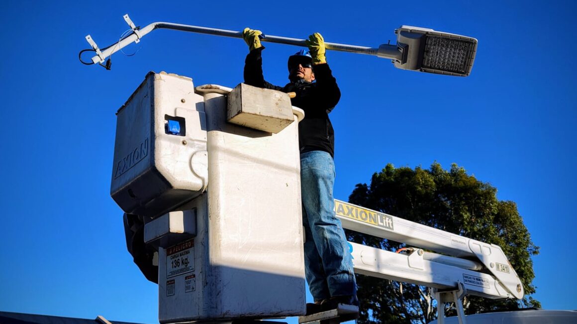 Continúan la instalación de led en la ciudad.