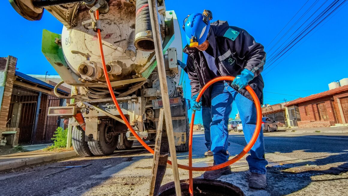 Mantenimiento cloacal sobre calle Malaspina