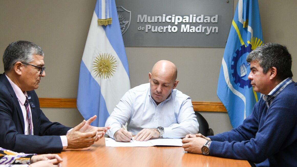 Sastre Firmó Convenios Para Que Estudiantes De La Universidad Nacional De La Patagonia “San Juan Bosco” Realicen Sus Pasantías En El Municipio