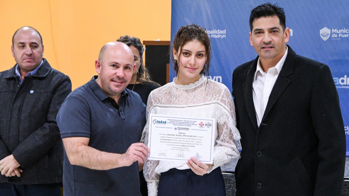 Sastre Entregó Certificados A Los Nuevos Guardavidas De Puerto Madryn