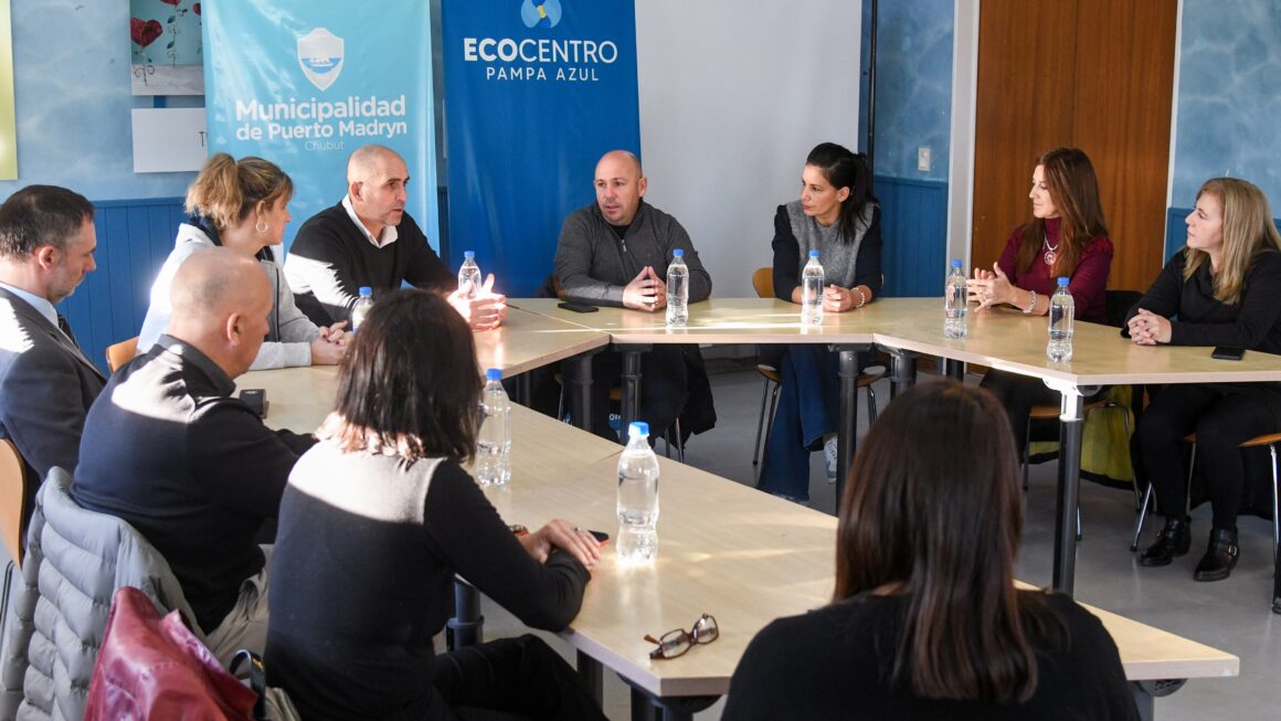Sastre Concretó La Entrega De La “Valija Océanica” Para Dotar De Instrumentos A Docentes De Puerto Madryn