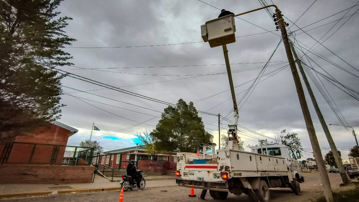 Nuevas luminarias LED en el frente de la Esc. N° 213