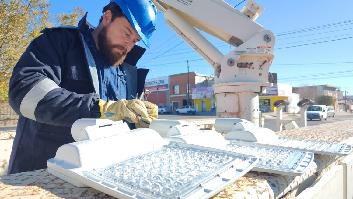 Nuevas luminarias led para escuelas de la ciudad.