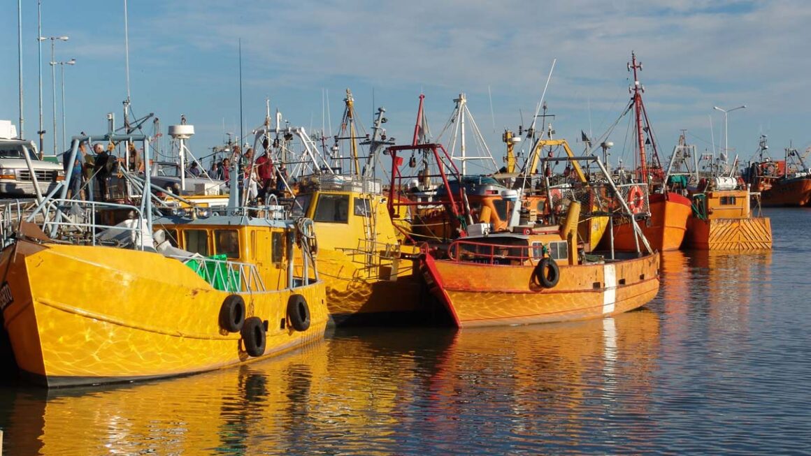 Provincia firmó un importante acuerdo por permisos de pesca y lo recaudado se destinará a una inversión histórica en Educación y Salud