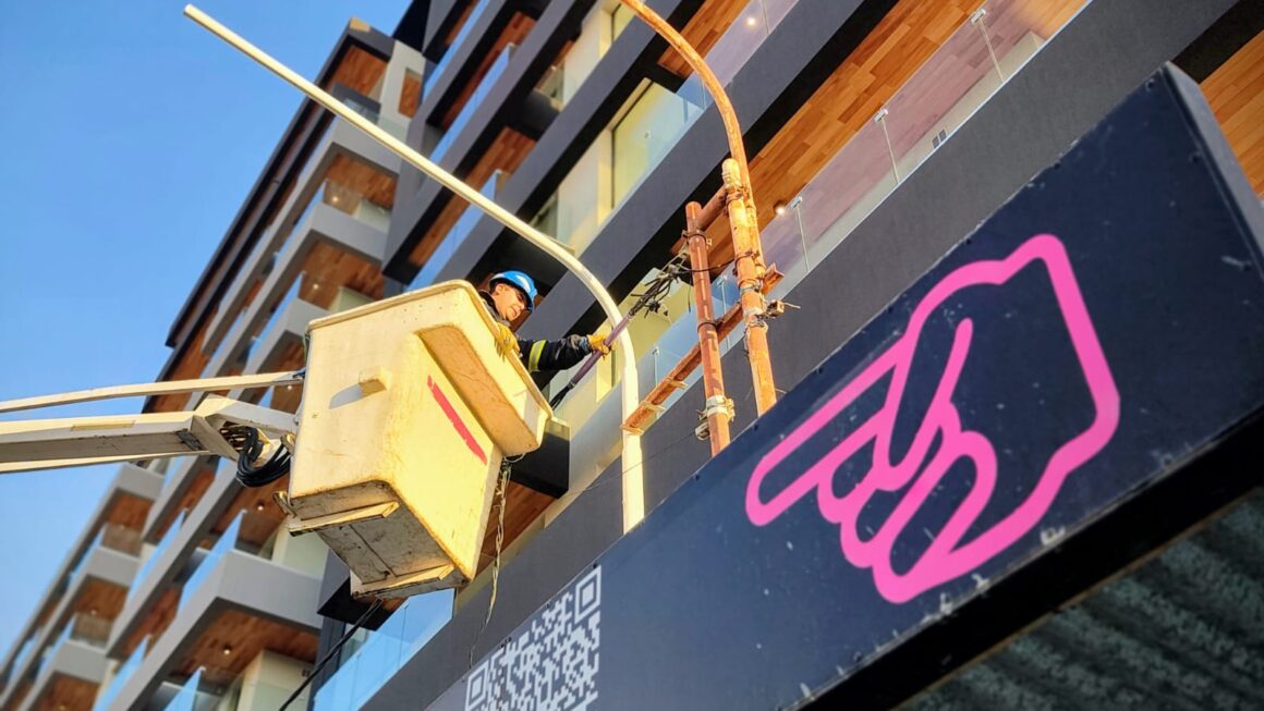 Instalación de nuevas columnas de acero en 28 de Julio y Av. Roca