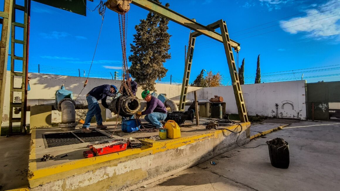 Mantenimiento de bomba en Estación Elevadora N° 1.