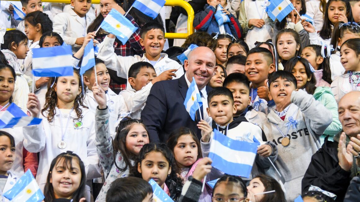 En Un Gimnasio Colmado, Estudiantes De Puerto Madryn Le Prometieron Lealtad A La Bandera Argentina