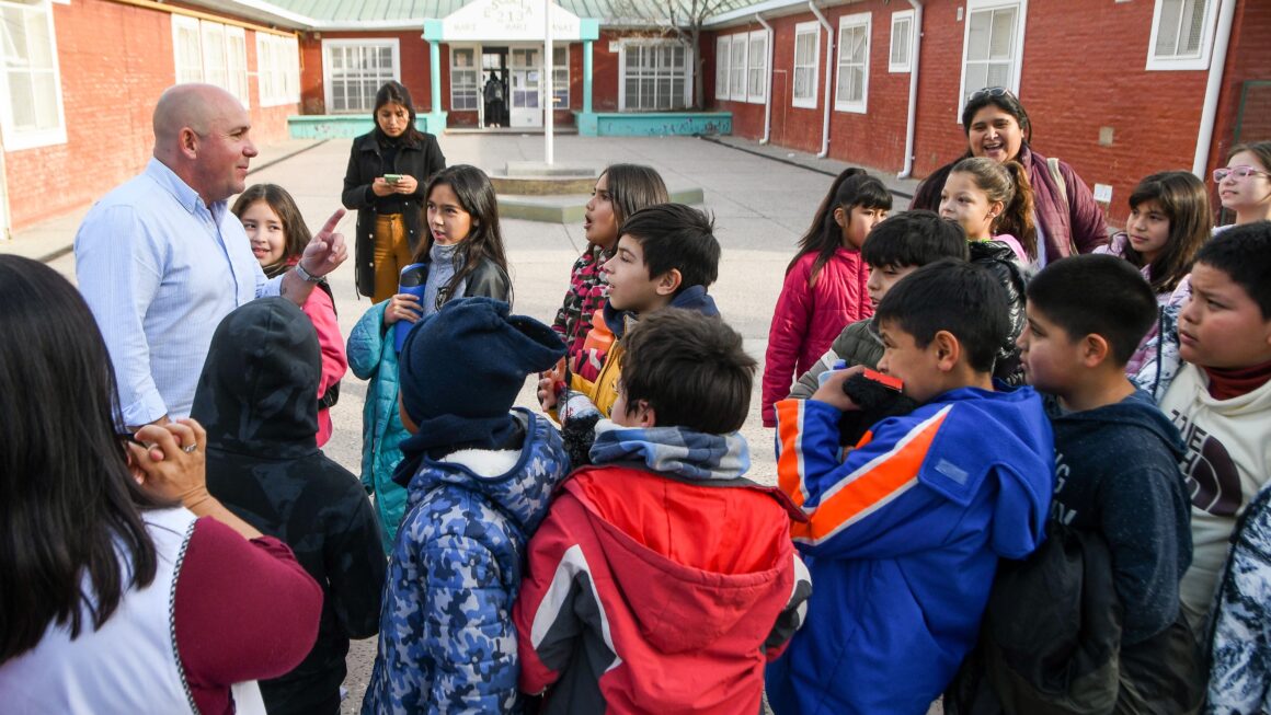 Sastre Despidió A Un Grupo De Estudiantes Que Participó Del Programa “Los Chicos De Madryn Reciben A Las Ballenas”