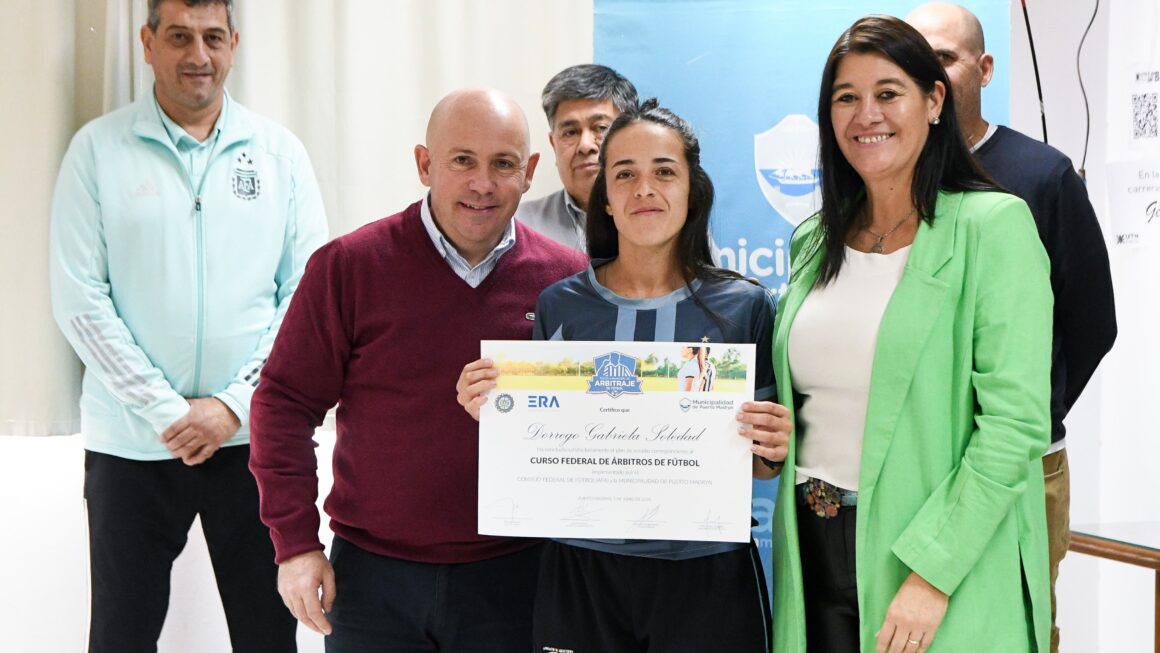 Sastre Entregó Los Certificados De La Escuela Municipal De Árbitros