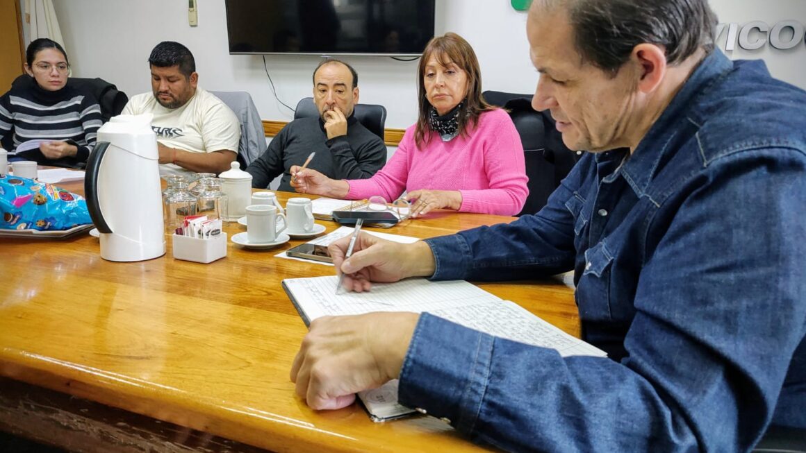 El consejo de Administración recibió a las nuevas autoridades del barrio Anon Car.