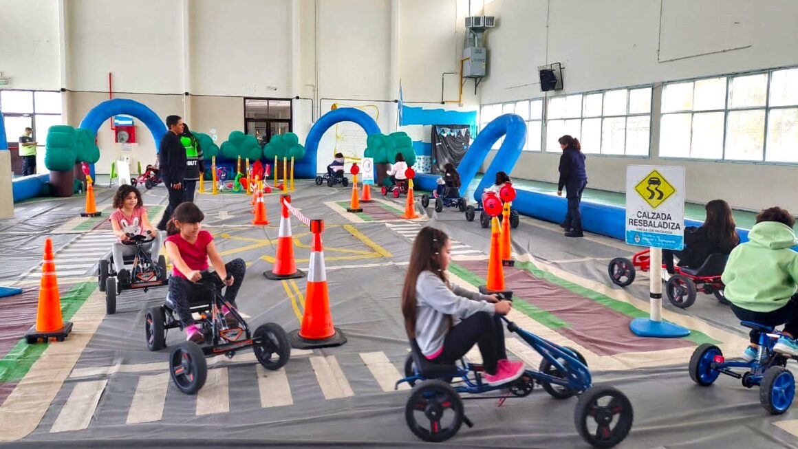 Más de 90 alumnos de una escuela de Rawson aprendieron sobre educación vial por los juegos que propone el Parque Temático de la Agencia Provincial