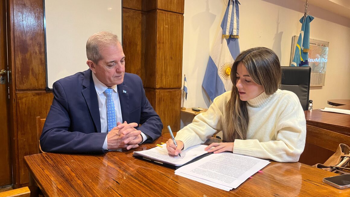 Provincia firmó un convenio para implementar la Educación en entornos digitales