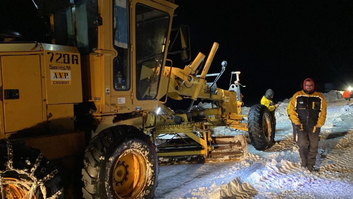 Temporal en Chubut: fueron rescatados más de 200 vehículos varados en la ruta 3 por las fuertes nevadas