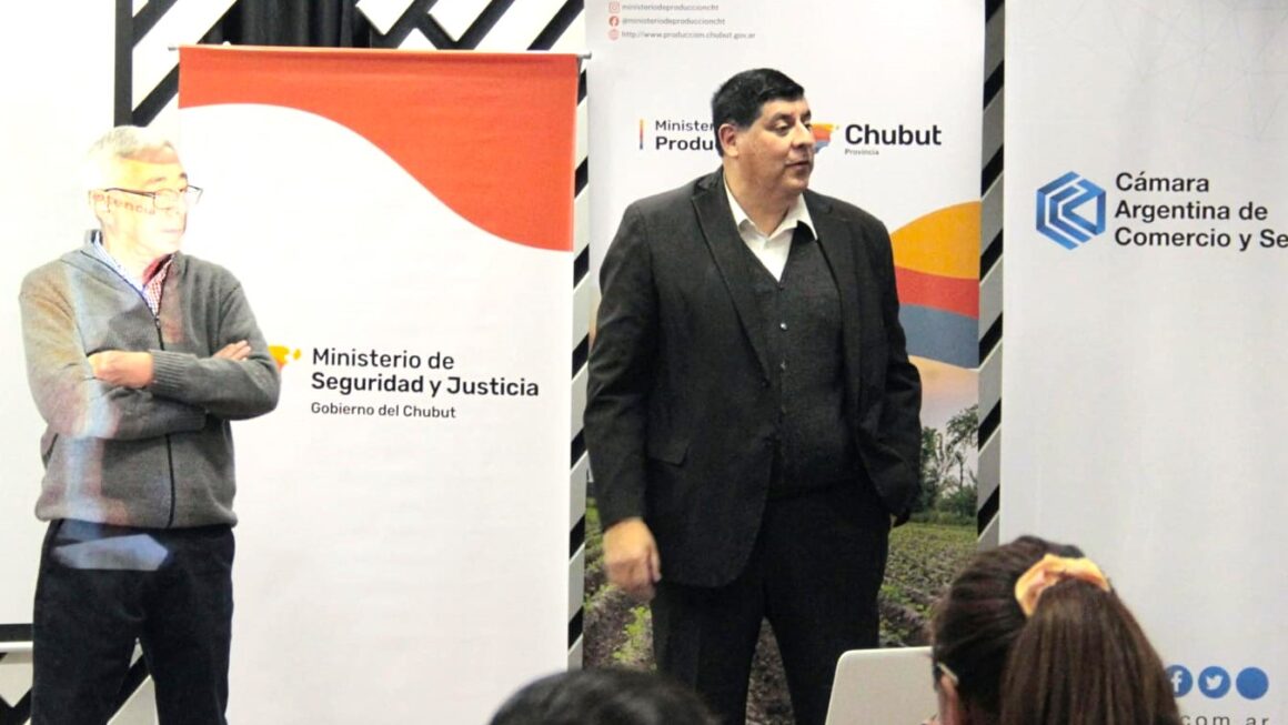 Efectivos de la Policía del Chubut se capacitaron en normativas vinculadas a la venta y comercialización de mercaderías