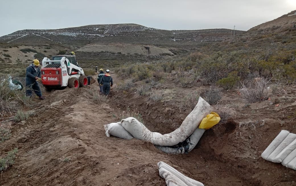 El derrame de YPF en Comodoro Rivadavia está contenido y el Gobierno Provincial continúa supervisando los trabajos de remediación