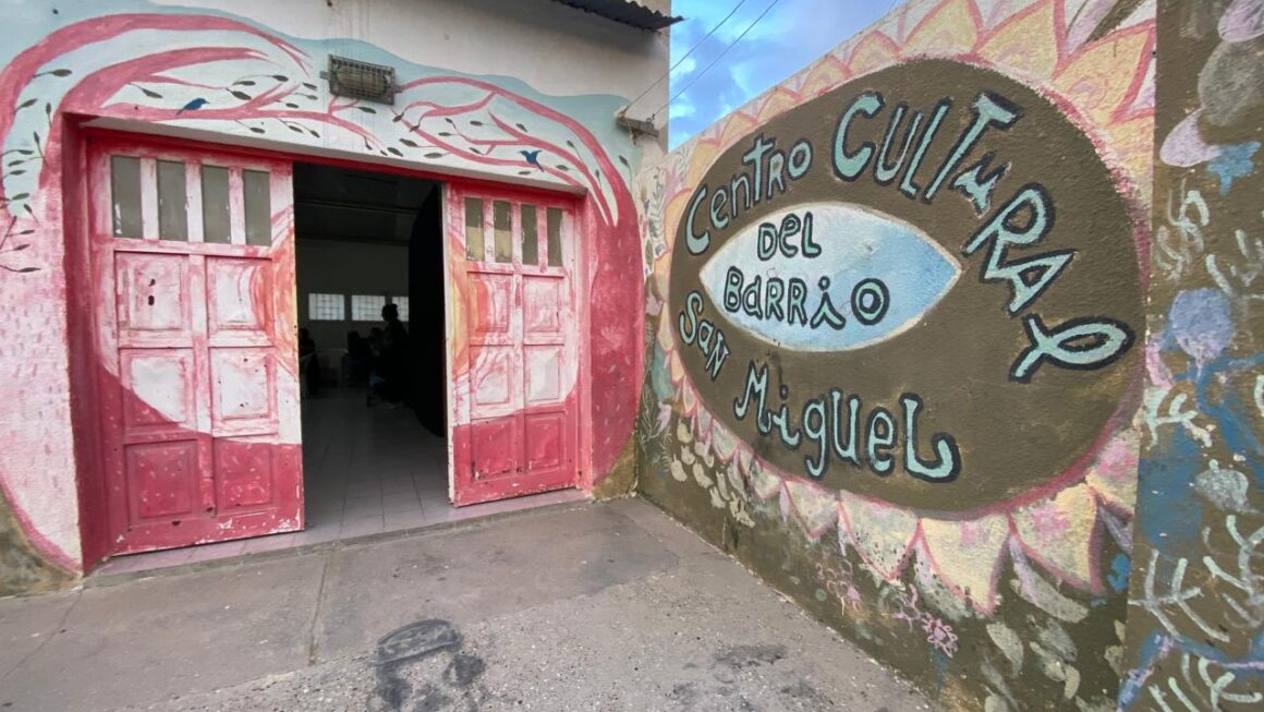 Feria De Productos Y Servicios En El Centro Cultural San Miguel