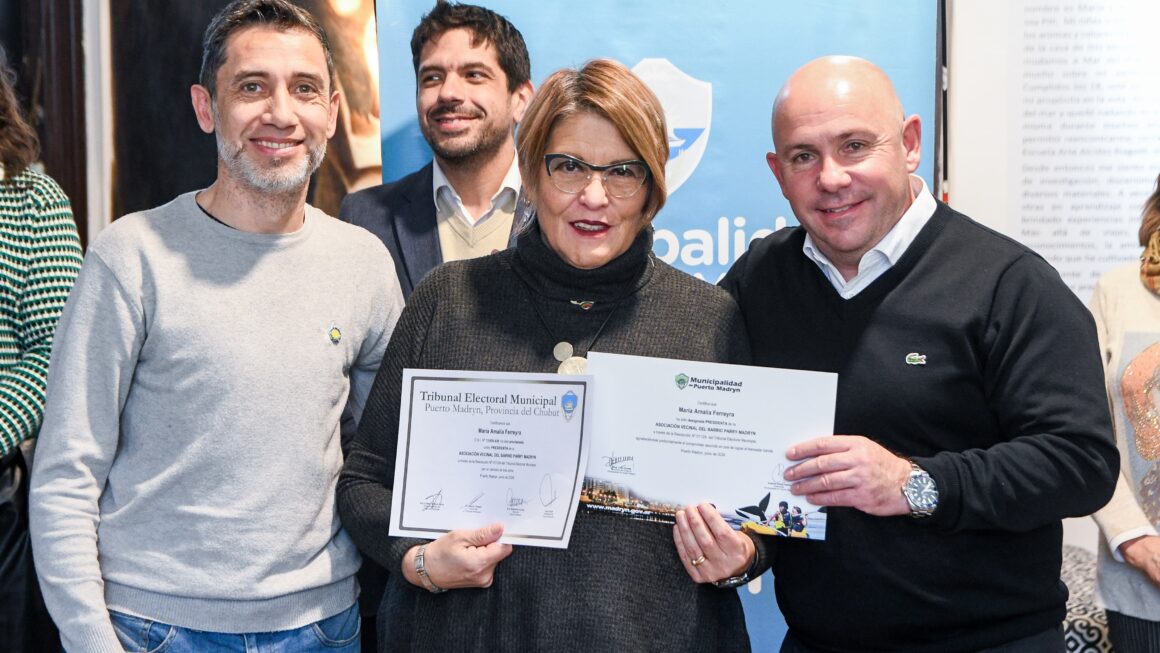 El Intendente Entregó Los Reconocimientos Para Las Nuevas Autoridades De Los Barrios Rucal Hue Y Parry Madryn