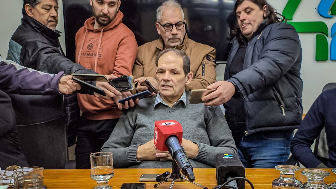 Conferencia de prensa sobre prevención de estafas virtuales.