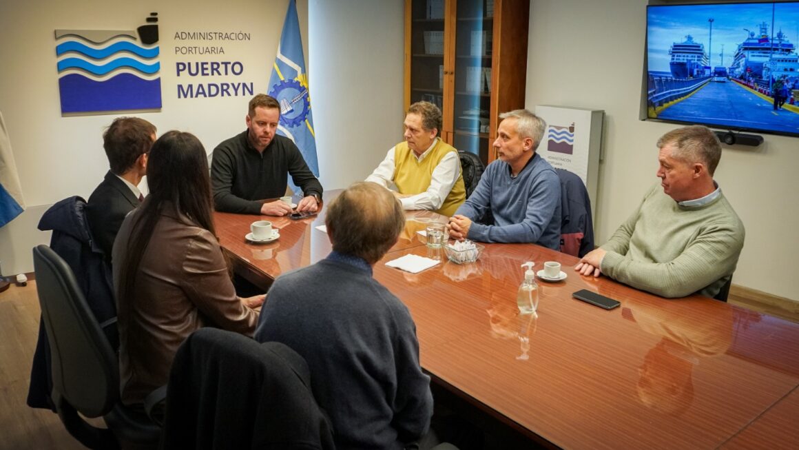 La Administración Portuaria de Madryn recibió la visita del cónsul de Italia en Bahía Blanca