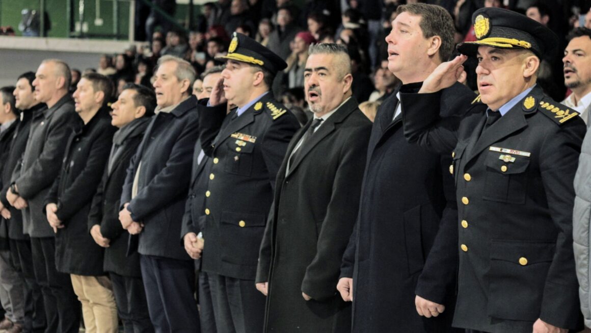 El Gobierno realizó el juramento de lealtad a la Bandera Nacional a 240 aspirantes y cadetes de la Policía del Chubut
