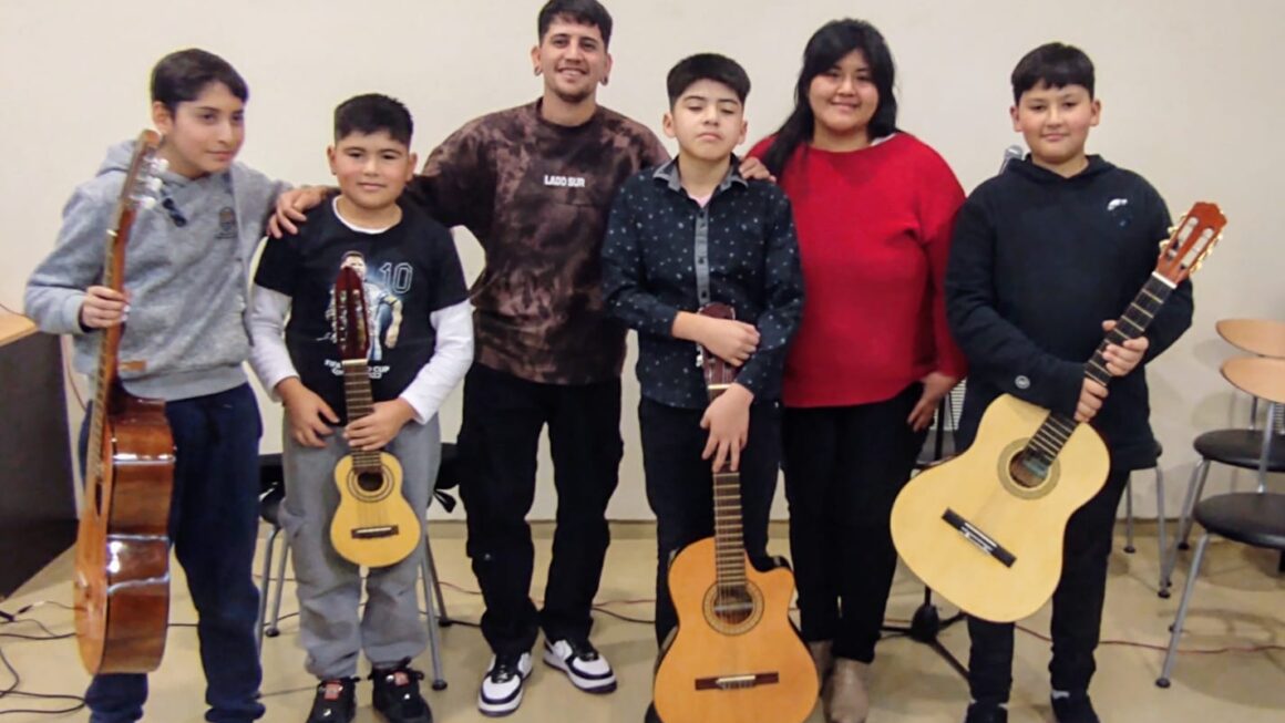 El Gobierno organizó la jornada «Jóvenes Talentos» en Camarones con la presencia de Yhosva Montoya