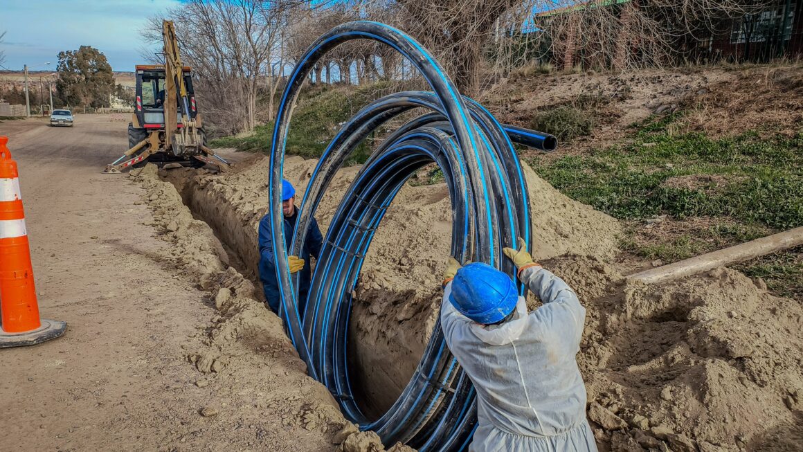 Avanza la obra de readecuación de redes de agua potable en el parque liviano.