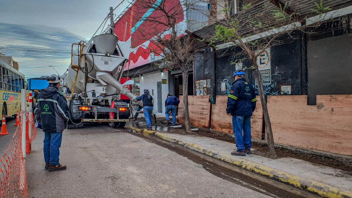 Avanza a buen ritmo la reconstrucción de veredas sobre calle Mitre.