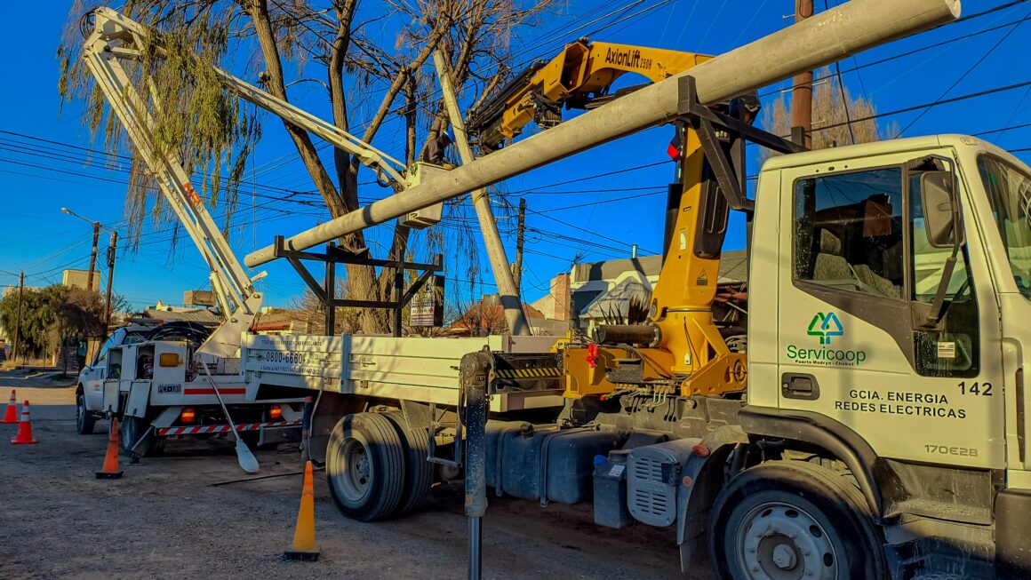 Continúa la instalación de nuevas columnas de hormigón