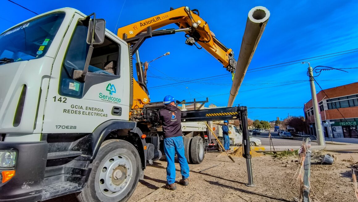 Fuerte choque contra columna de energía