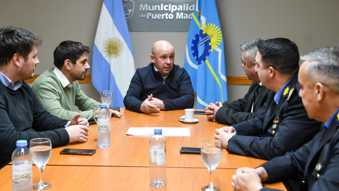 Sastre Recibió Al Ministro De Seguridad Y La Cúpula Policial De Chubut