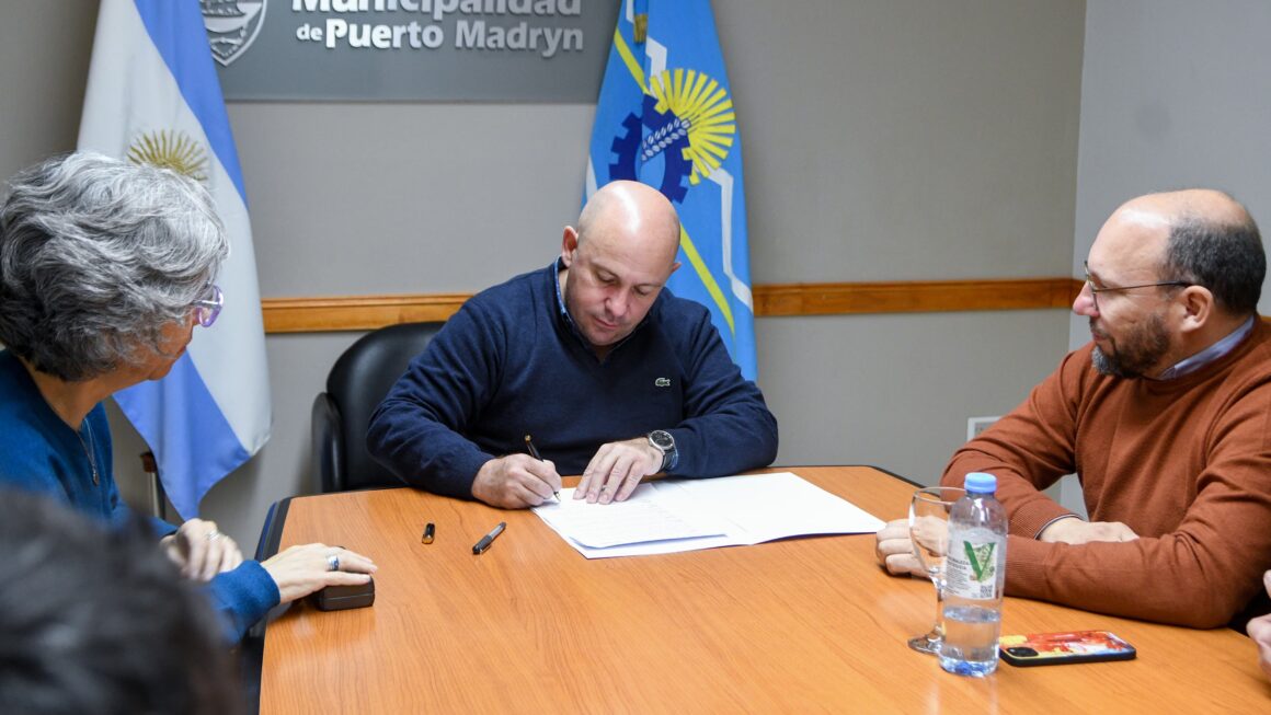 Sastre Firmó Un Convenio Para Que El Imi Dicte Cursos En La Universidad Del Chubut