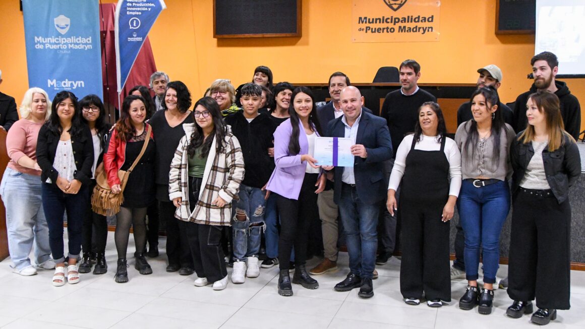 Sastre Entregó Los Certificados A Cientos De Vecinos Madrynenses Que Realizaron Capacitaciones De Empleo